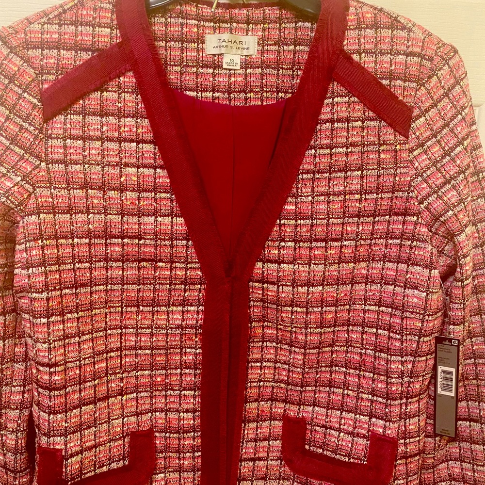 TAHARI    (ARTHUR S LEVINE) Suit